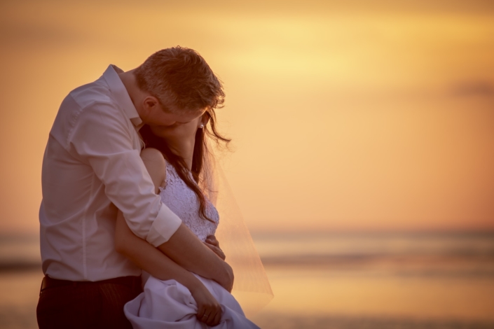 Trash the Dress - Mariée plage océan - Photographe Valérie Jaubert Montauban