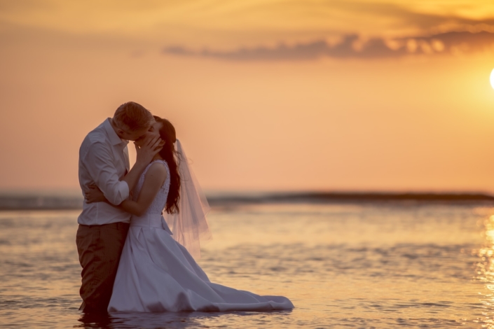 Trash the Dress - Mariée plage océan - Photographe Valérie Jaubert Montauban